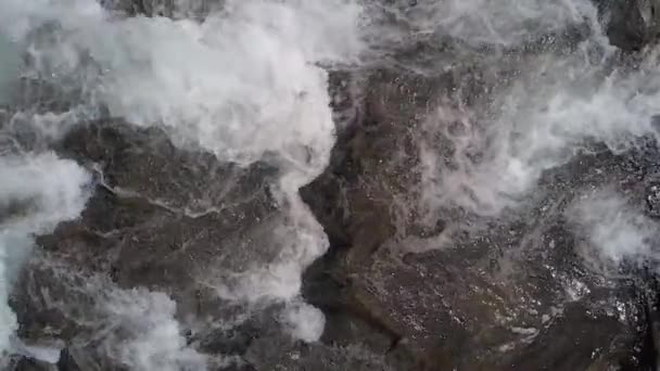 Salpicar el agua del río de cerca . — Vídeo de stock