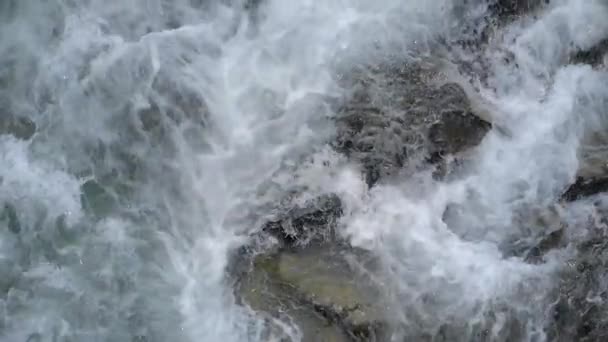 Gebirgsflusswasser, Blick von oben. — Stockvideo