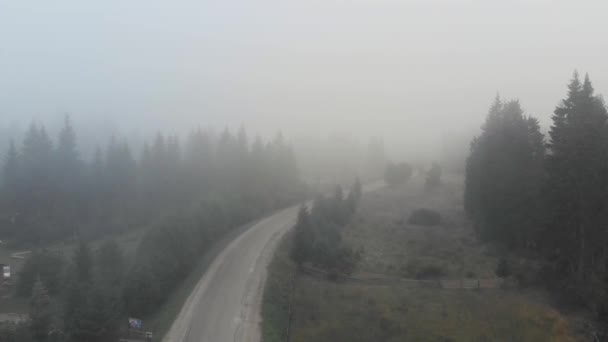 Foggy morgon i en by, antenn utsikt. — Stockvideo