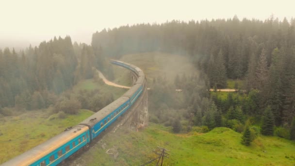 Tren moviéndose en las montañas Cárpatas en la niebla . — Vídeos de Stock