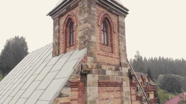 Een oude kerk in het dorp op mistige morgen. — Stockvideo