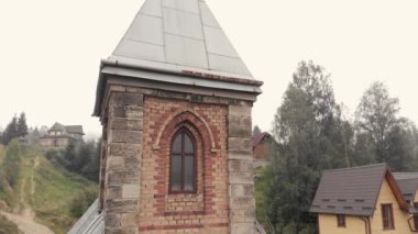 Kavisli pencereli eski tuğla kule.