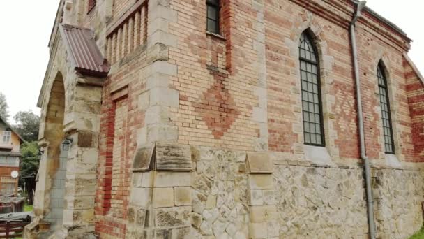 Fachada de una antigua iglesia de piedra . — Vídeo de stock