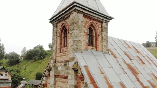 Une ancienne église en pierre dans le village des Carpates .