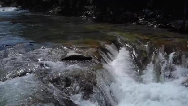 Egy hegyi folyó hatalmas vízfolyása. — Stock videók