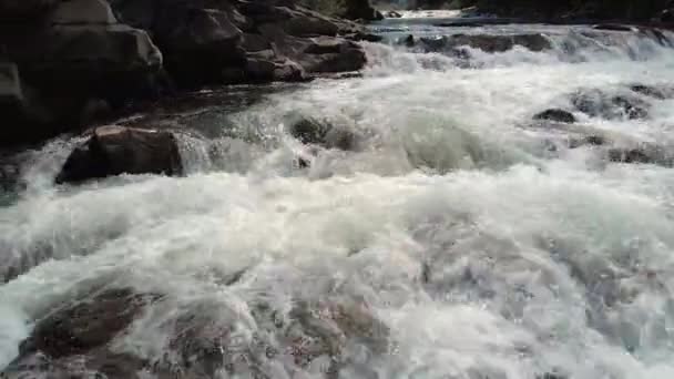 Ροή νερού μεταξύ των βουνών. — Αρχείο Βίντεο