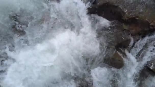 Primo piano del fiume di montagna, vista dall'alto . — Video Stock