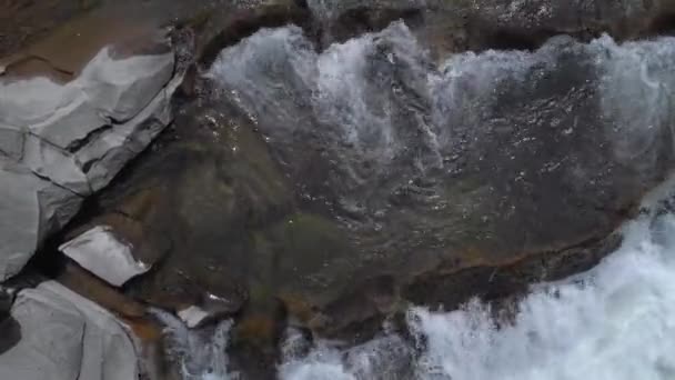 Krásná horská řeka tekoucí přes skály. — Stock video