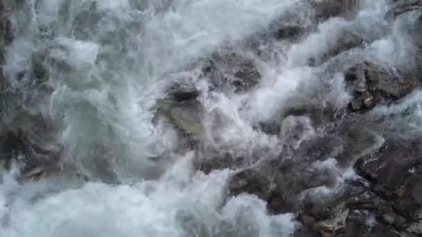 Ruisseau de rivière de montagne près.