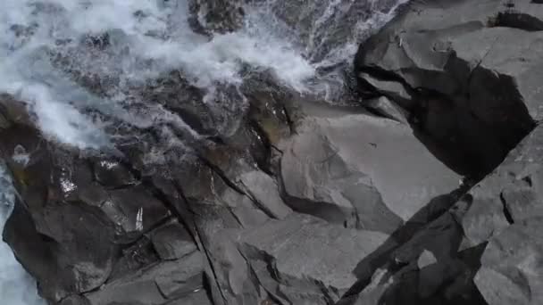 Grandes rocas en arroyo de montaña de cerca . — Vídeo de stock