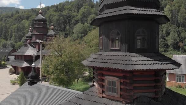 Igreja de madeira velha em Cárpatos, Ucrânia . — Vídeo de Stock