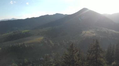 Yazın dağların kırsal manzarası.