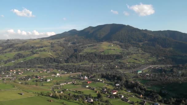 Uitzicht van boven op een dorp in de Karpaten. — Stockvideo