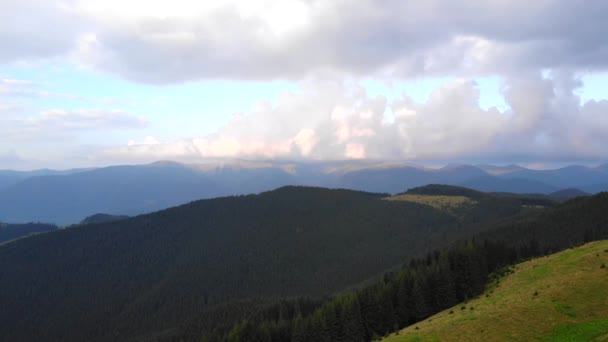 Montanhas de primavera colinas e florestas . — Vídeo de Stock