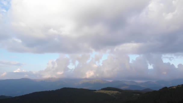 Molnig himmel över Karpatiska bergen. — Stockvideo