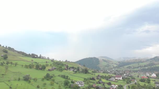 Paisaje rural en el pueblo de los Cárpatos . — Vídeos de Stock