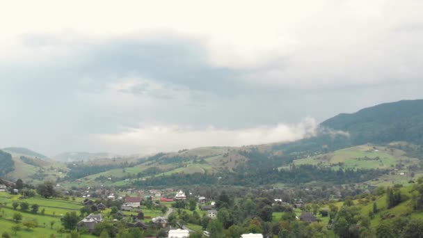 Vista aérea de las montañas del campo en verano . — Vídeo de stock