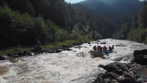 Mensen in opblaasbare boot raften door snelle rivier. — Stockvideo