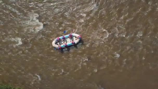 Top view of people rafting on mountain river. — Stock Video
