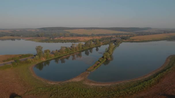 Pantano con la carretera, vista aérea . — Vídeos de Stock