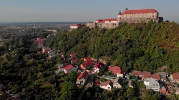 Mukachevo 'daki Palanok şatosunun güzel manzarası. — Stok video