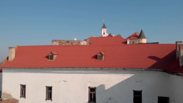 Hrad Palanok s červenou střechou pod modrou oblohou. — Stock video