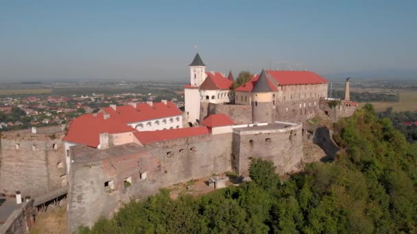 Schöne Aussicht auf die majestätische Burg Palanok. — Stockvideo