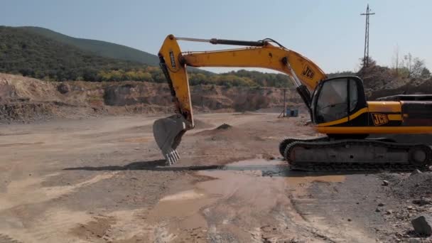 Heavy equipment at quarry. — 비디오