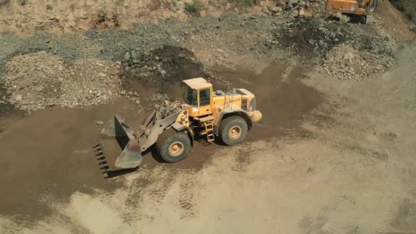 Maquinaria pesada en cantera de minas . — Vídeo de stock