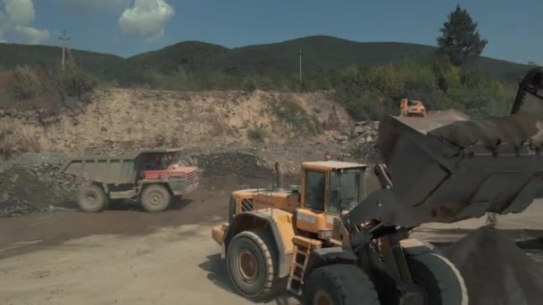 Excavadoras y camiones que trabajan en canteras . — Vídeos de Stock