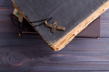 Hristiyan haçı eski kapak kitabı üzerine.