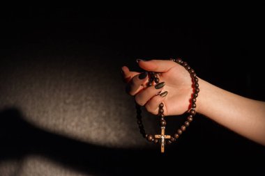 Kadın eli Hıristiyan haçı tutuyor..