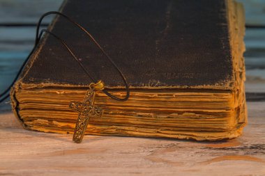 Eskimiş sayfaları olan çok eski bir kutsal kitap..