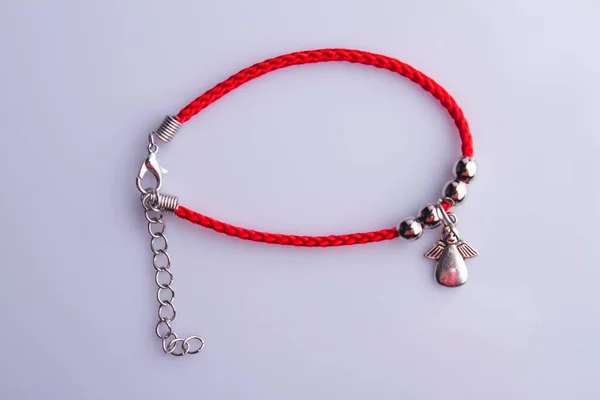 Röd accessoar med en silverängel. — Stockfoto