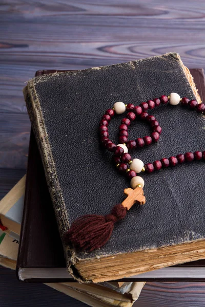 Libros antiguos con rosarios y cruz de madera . — Foto de Stock