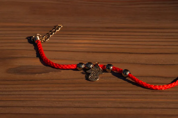 Pulsera desatada roja . —  Fotos de Stock