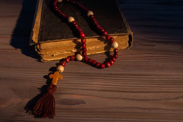 Красная бусинка четки с древней священной библией . — стоковое фото