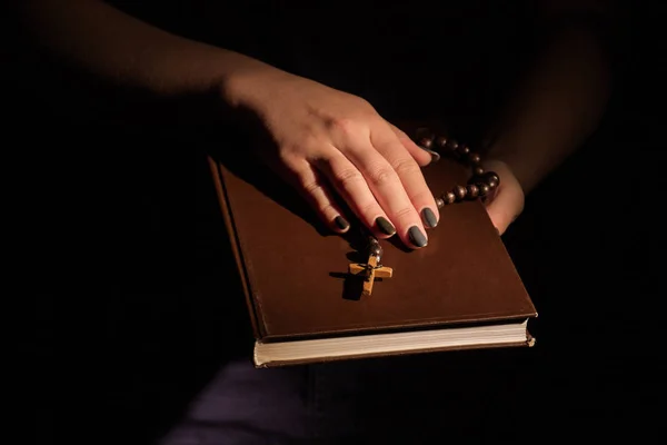 Womans holding holy bible with both hands. — Stock Photo, Image