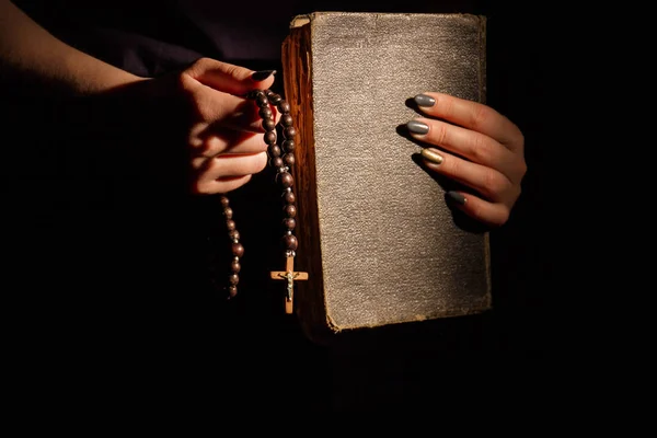 Womans praying to God with rosary and bible. — Stock Photo, Image