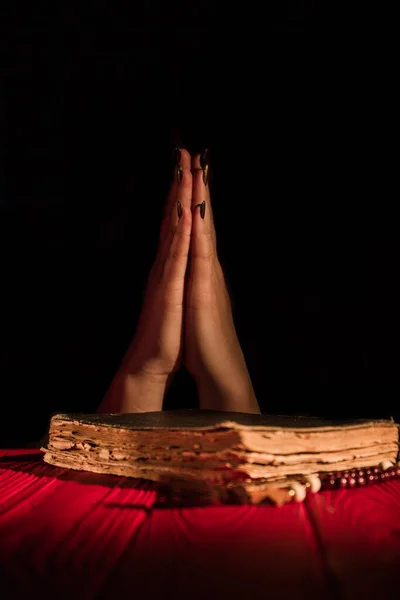 Caucasiano orando mãos femininas . — Fotografia de Stock