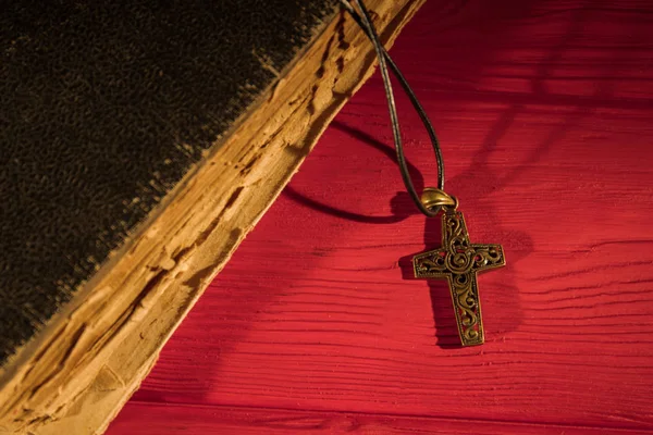 Декоративный металлический медный крест и старая изношенная священная Библия . — стоковое фото