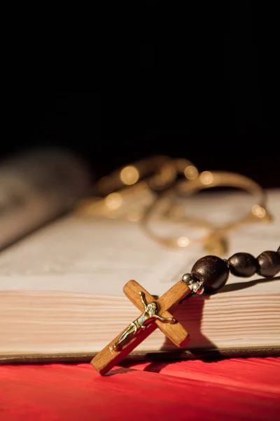 Crucifijo de madera con Jesús metálico de cerca . — Foto de Stock