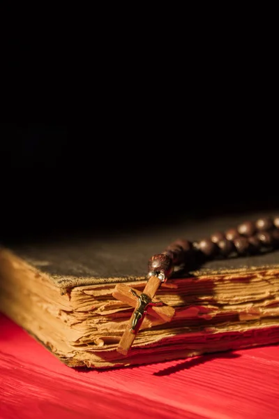 Деревянный крест распятие на четки ожерелье . — стоковое фото