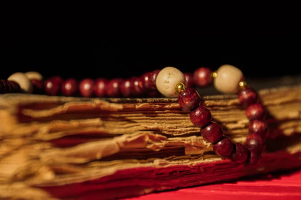 Collier rouge perles sur vieux livre . — Photo