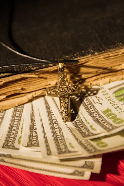 Kitaptaki para, kilise konsepti.. — Stok fotoğraf
