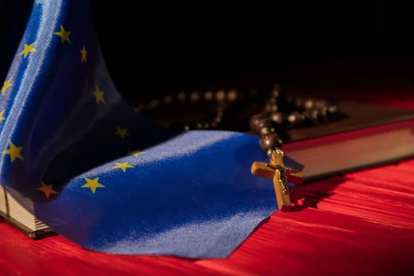 Bandera de la Unión Europea, Santa Biblia y Rosario con crucifijo . — Foto de Stock