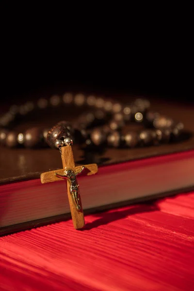 Закройте деревянный крест с золотым блестящим распятием Иисуса . — стоковое фото