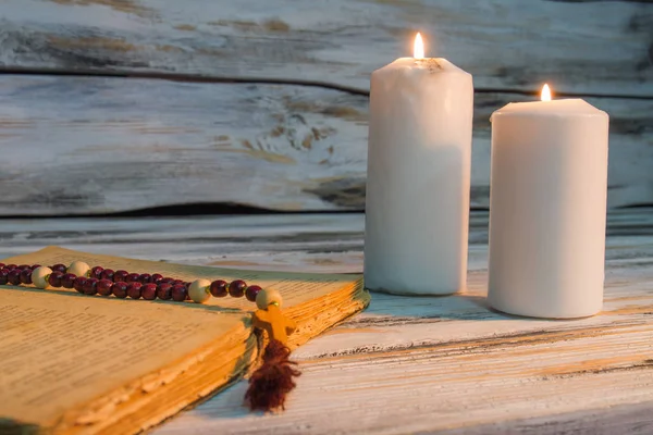 La Biblia con cuentas y velas grandes . —  Fotos de Stock