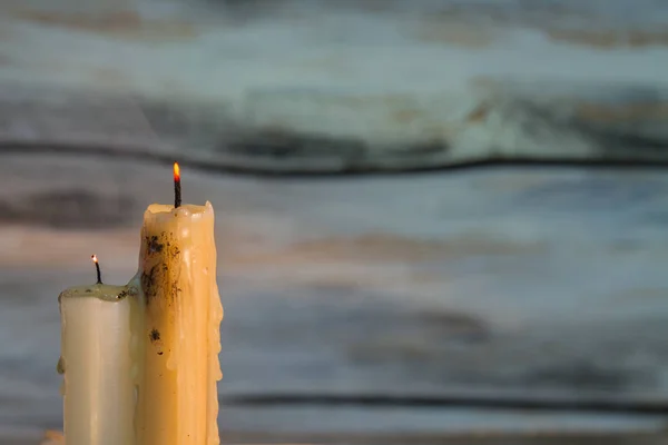 Dos velas sucias apagadas sobre fondo de madera . —  Fotos de Stock