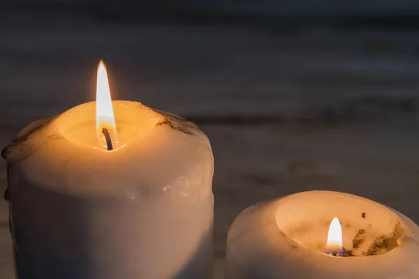 Primer plano encendiendo velas . —  Fotos de Stock